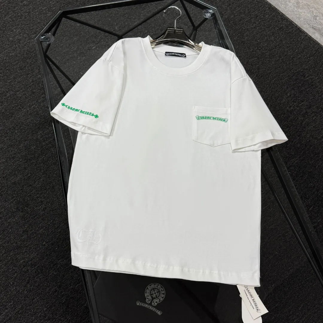 P180 Chrome Hearts Chrome Hearts 25 high-end versions. The fabric is made of 300 grams of high-density pure cotton. It does not deform or shrink. It has three labels. It is the same style for men and women. Technology: suede foaming + digital printing. Color: white, black. SIZE: S-XL.